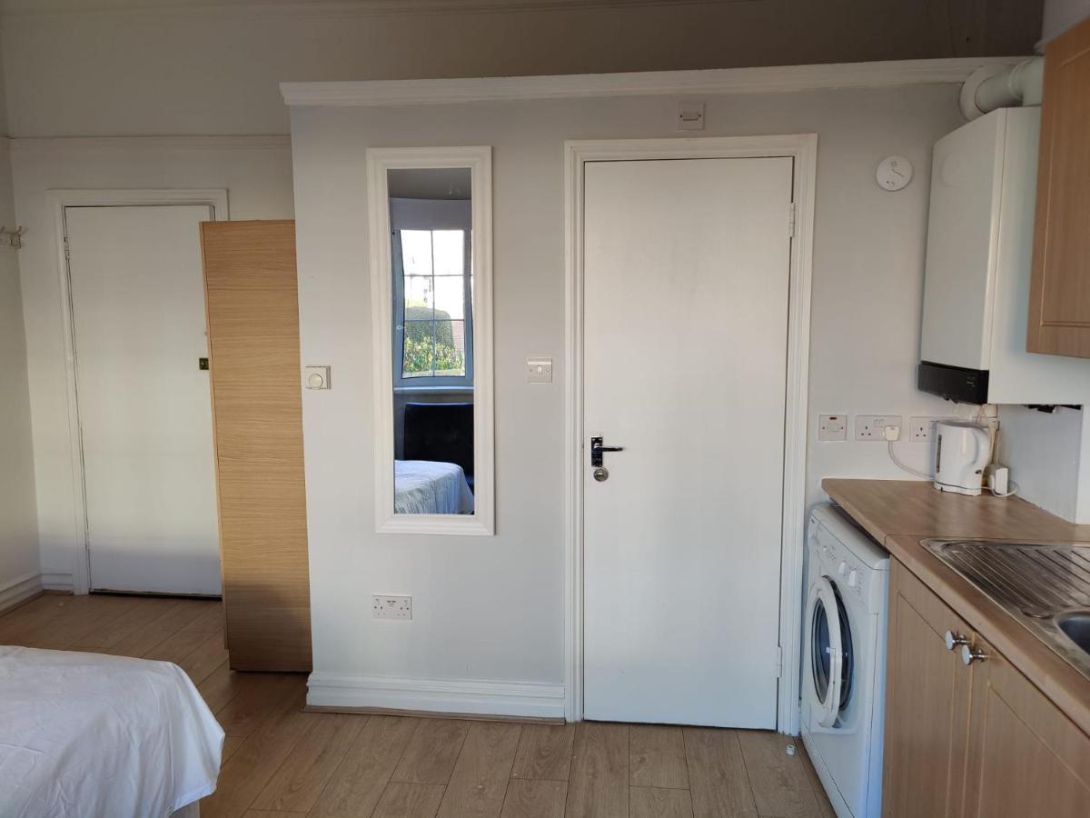 Studio On Golders Green Road Apartment London Exterior photo
